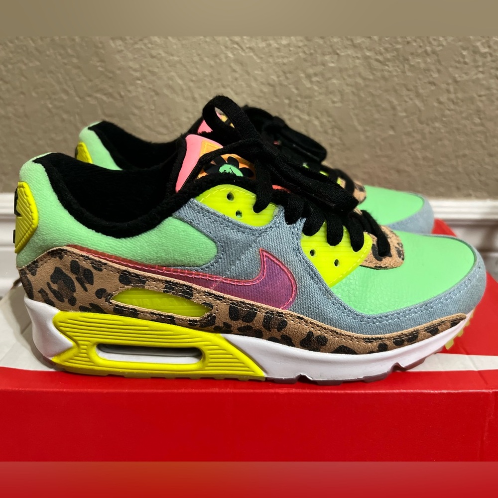 Women Nike Air Max 90 LX!! Rare Find!!